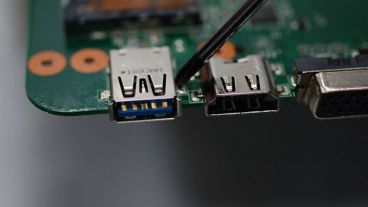 Repairing the ports on a laptop motherboard