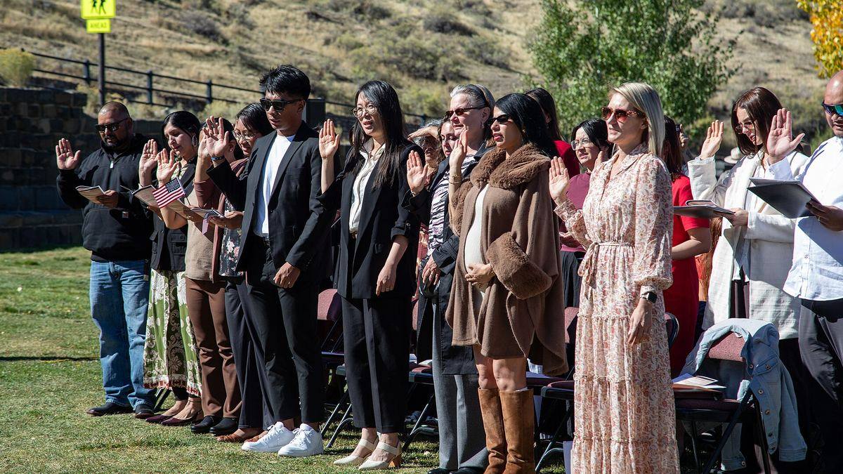 New citizens taking the Oath of Allegiance at a U.S. naturalization ceremony