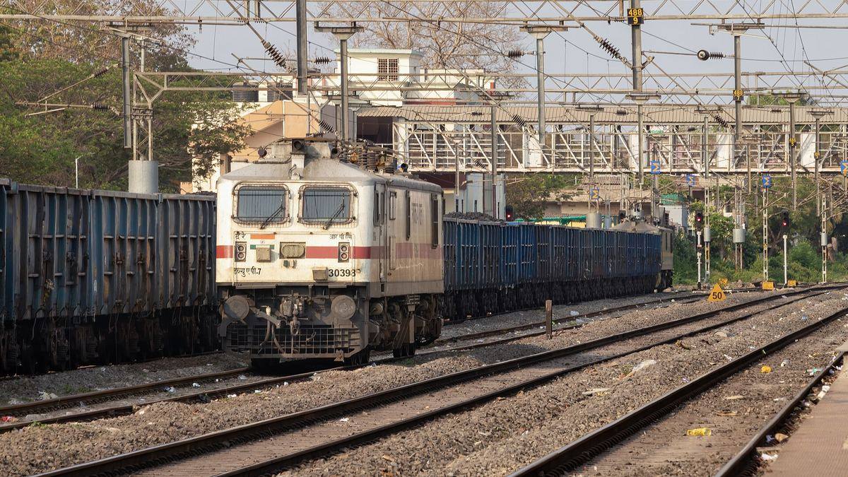 A WAP-7 electric locomotive at Eluru railway station